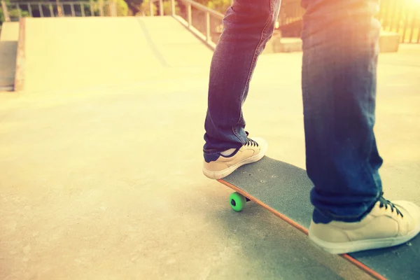 Τα πόδια του skateboarder κάνει σκέιτ μπορντ — Φωτογραφία Αρχείου