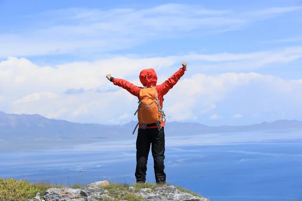 Vrouw backpacker op berg — Stockfoto