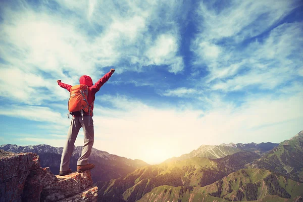 Woman backpacker on mountain peak — Stock Photo, Image