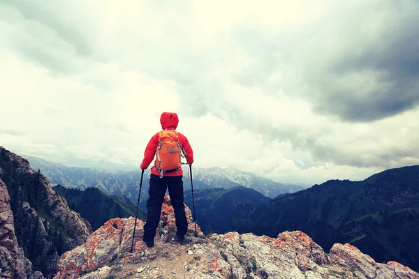 Backpacker enjoy the view on mountain peak — Stock Photo, Image