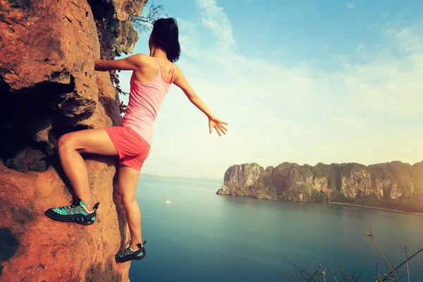 Donna arrampicata in riva al mare — Foto Stock