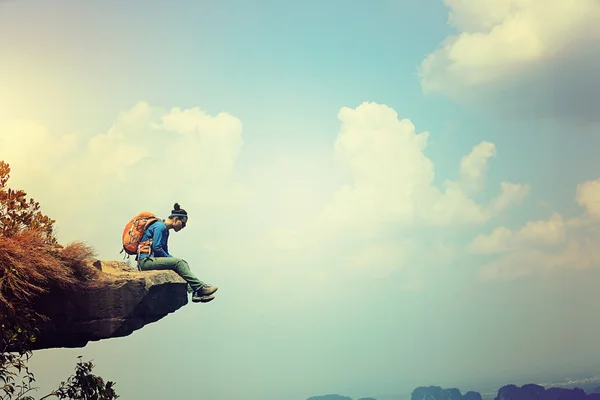 Mujer disfrutar de la vista en la cima de la montaña — Foto de Stock