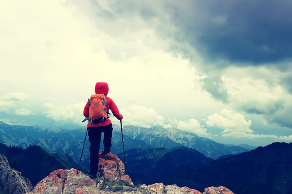 Backpacker enjoy the view on mountain peak — Stock Photo, Image