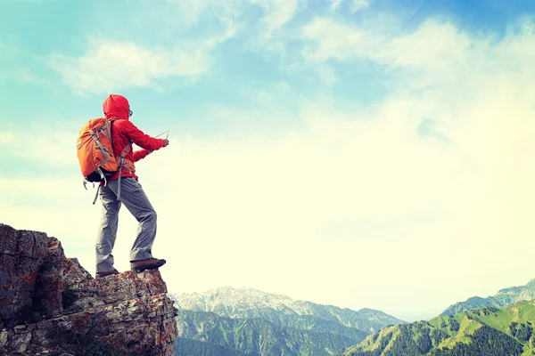 Successful backpacker taking photo — Stock Photo, Image