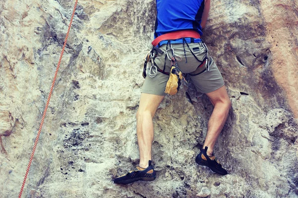 Bergsklättrare klättrar på klippan — Stockfoto