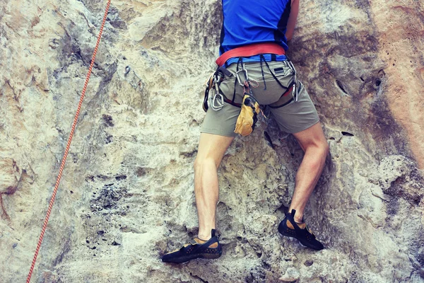 Arrampicata su roccia sulla falesia — Foto Stock