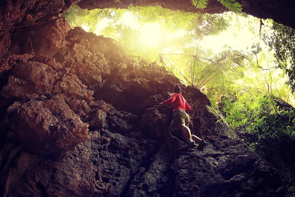 Woman climbing at seaside — Stock Photo, Image