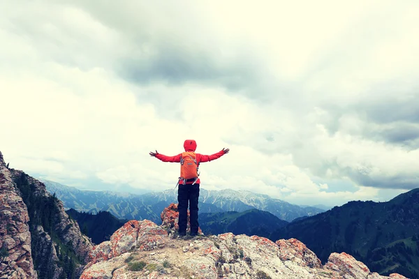 Mujer mochilero en pico de montaña —  Fotos de Stock