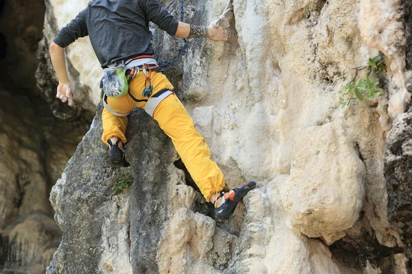 Escalador de rocha escalando no penhasco — Fotografia de Stock