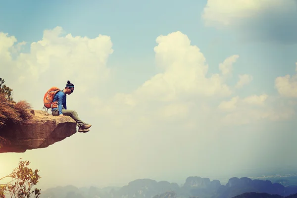 Frau genießt Aussicht auf Berggipfel — Stockfoto