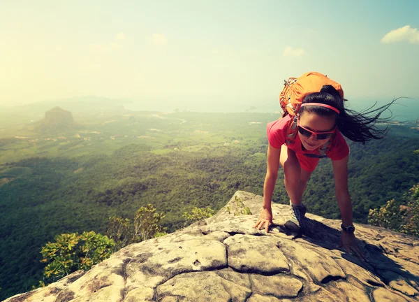 Asian woman hiker climbing — Stock Photo, Image