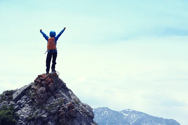 Mujer mochilero en pico de montaña — Foto de Stock