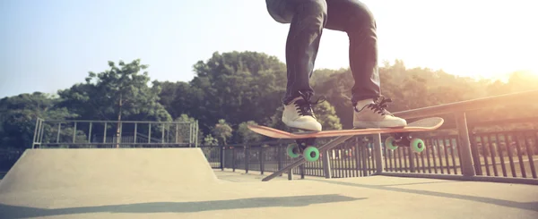 Gambe di skateboarder skateboard — Foto Stock