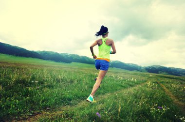 otlak üzerinde çalışan iz runner