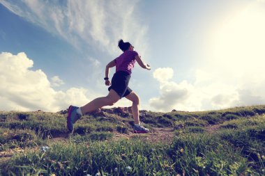 tepe üzerinde çalışan iz runner 