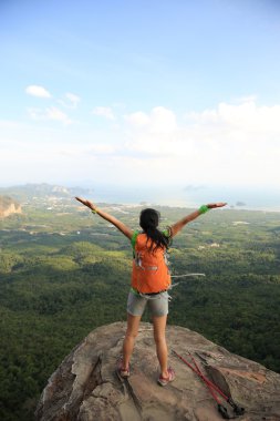 kadın backpacker dağ tepe üzerinde