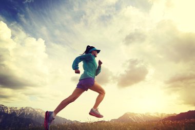 tepe üzerinde çalışan iz runner 