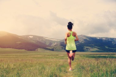 otlak üzerinde çalışan iz runner