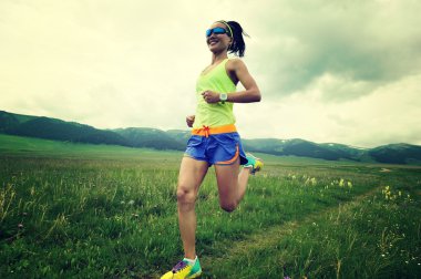 otlak üzerinde çalışan iz runner