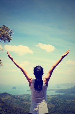 kadın dağ tepe üzerinde