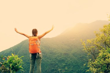 Genç kadın backpacker Hiking