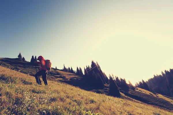 Backpacker πεζοπορία στο βουνό — Φωτογραφία Αρχείου
