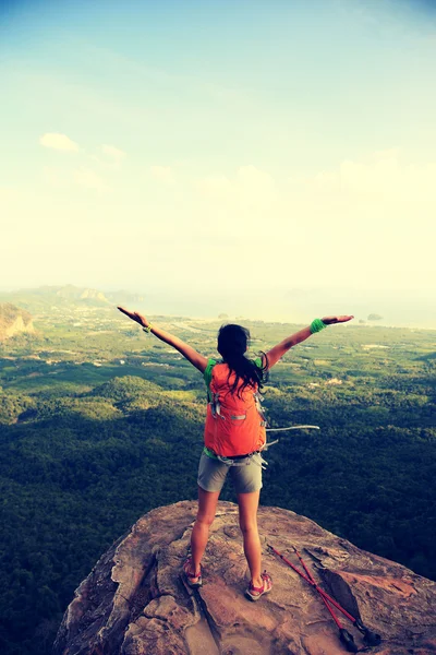 Kadın backpacker dağ tepe üzerinde — Stok fotoğraf