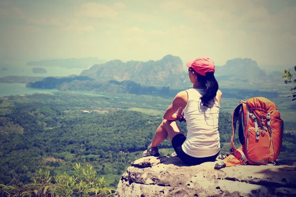 Vrouw geniet van het uitzicht op de bergtop — Stockfoto
