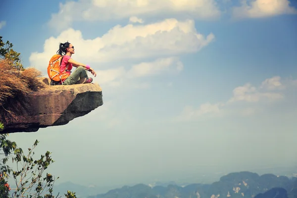 Mujer disfrutar de la vista en la cima de la montaña —  Fotos de Stock