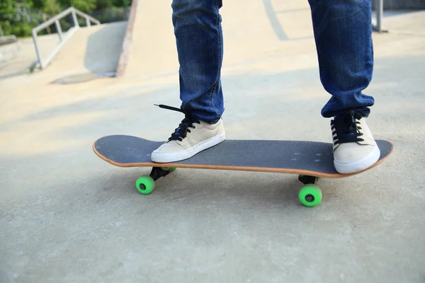 Skateboarder 's legs skate — Foto de Stock