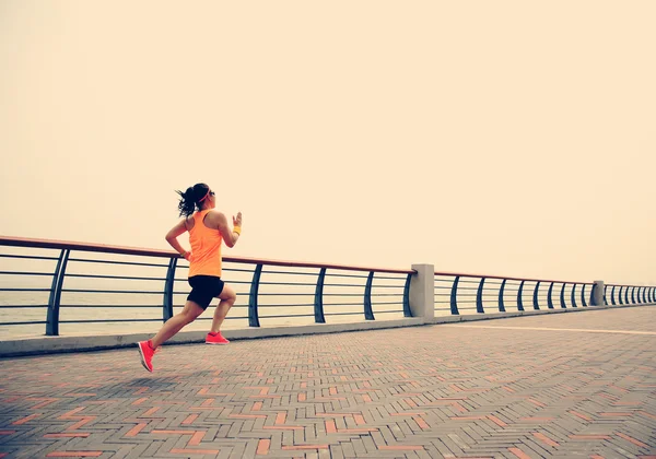 Woman running at seaside — Stock Photo, Image