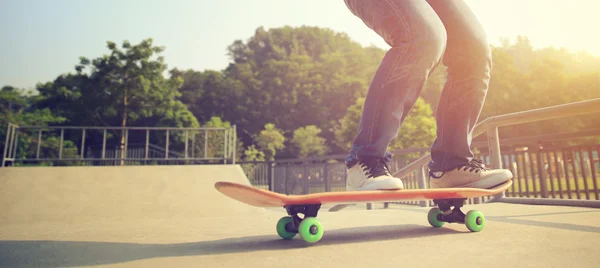 Skateboarder's legs skateboarding — Stock Photo, Image