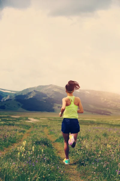 Trail runner che corre su prati — Foto Stock