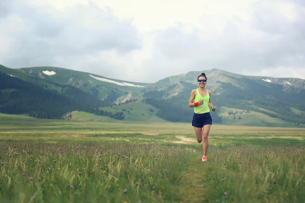 Trail runner running on grassland — Stock Photo, Image