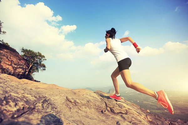 Joven asiático mujer corriendo — Foto de Stock