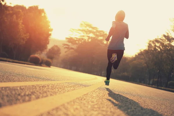 Sportler läuft auf Straße — Stockfoto