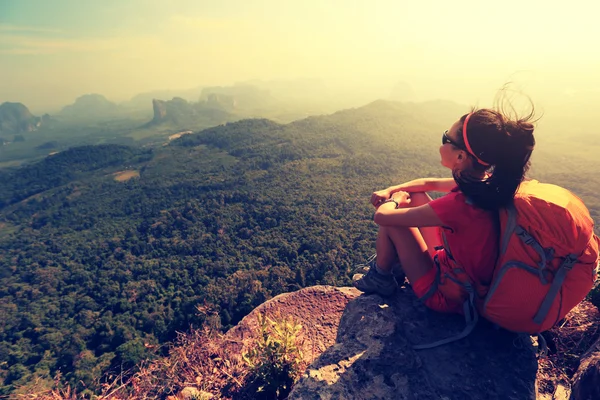 Asiatico donna escursionista godendo il vista — Foto Stock