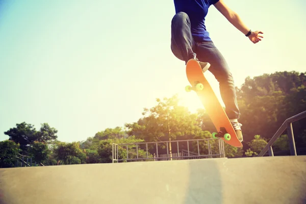 Skateboarder de benen skateboarden — Stockfoto