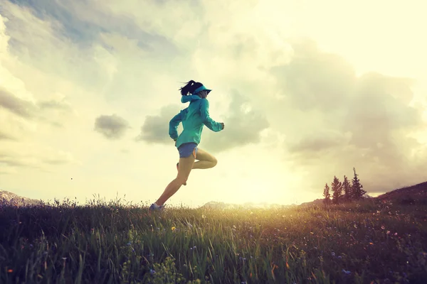 Parcours-runner uitgevoerd op piek — Stockfoto