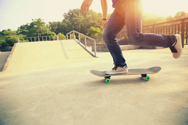 Skateboardåkares ben skateboard — Stockfoto