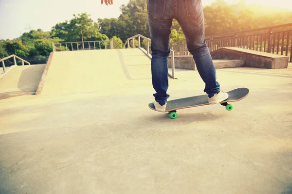 Skateboarder 's legs skateboarding — стоковое фото