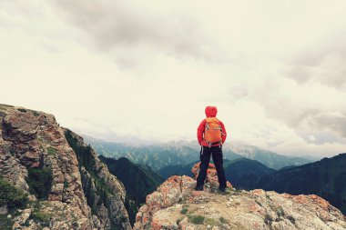 backpacker zevk görünümü dağ tepe üzerinde