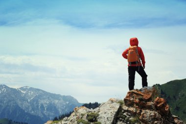 dağ tepe cliff üzerinde hiking backpacker