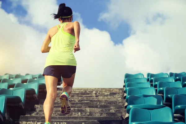 Atleta corriendo por las escaleras —  Fotos de Stock