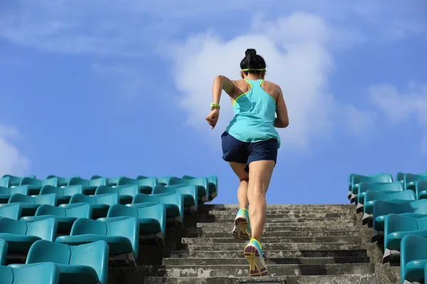 Atleta che corre su per le scale — Foto Stock