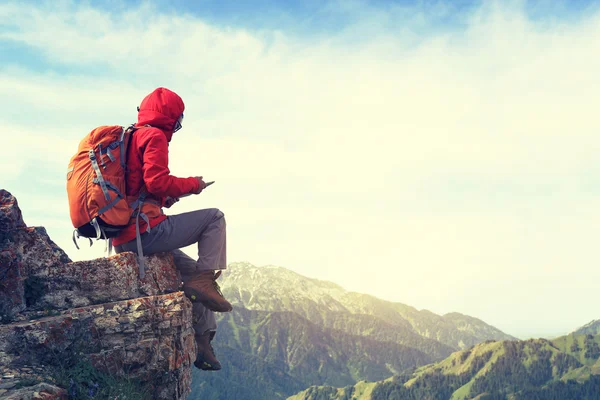 Vrouw backpacker met behulp van digitale tablet — Stockfoto