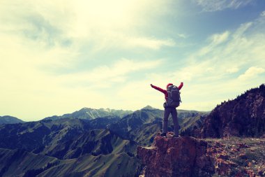 kadın backpacker dağ tepe üzerinde