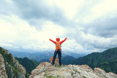 kadın backpacker dağ tepe üzerinde