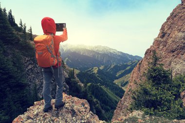 kadın backpacker dijital tablet kullanma