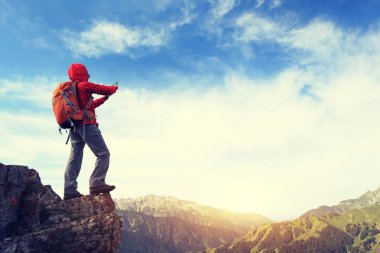 kadın backpacker dijital tablet kullanma